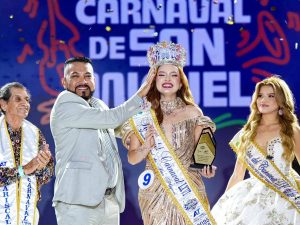 Katherin Castellanos celebra emocionada tras ser coronada reina del 66.º Carnaval de San Miguel. Fotografía/ cortesía Alcalde San Miguel