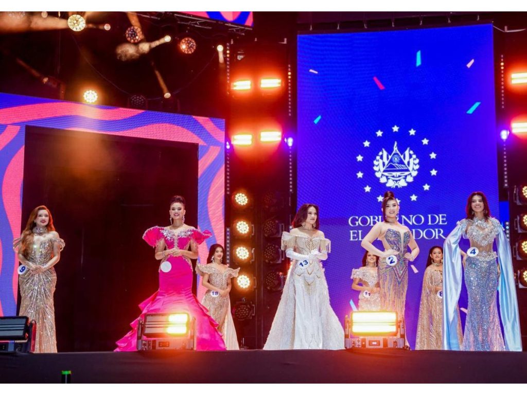 Las cinco finalistas posan con orgullo en el escenario, reflejando elegancia y emoción al convertirse en las grandes protagonistas de la noche. Fotografía/ cortesía Alcalde de San Miguel