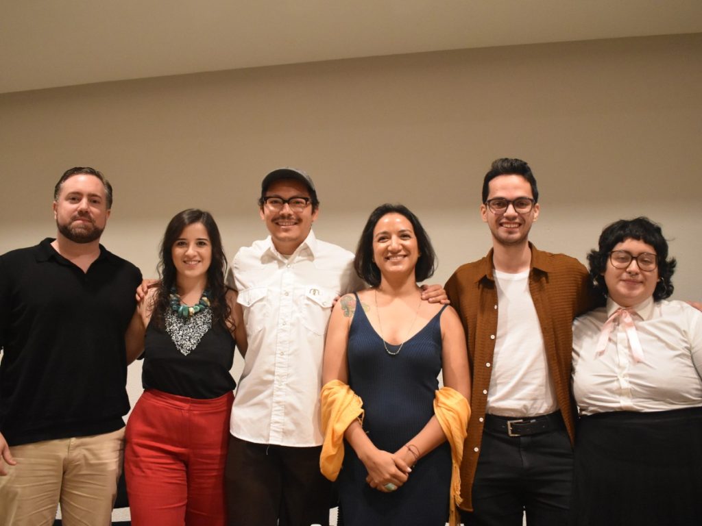 Los residentes de Puentes durante la proyección de sus cortometrajes en el Museo Marte, un espacio que une las artes visuales con el cine salvadoreño contemporáneo. Fotografía/ elsalvador.com