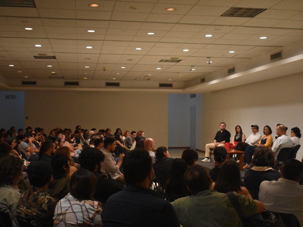 El público llenó el Salón Ernesto Álvarez Córdova del Museo Marte durante el estreno de los cortometrajes producidos en la residencia Puentes. Fotografía/ Lissette Figueroa