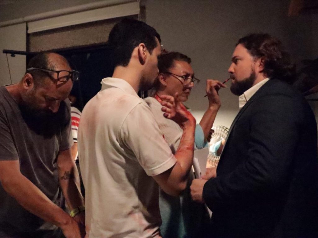 Mónica Alfaro maquillando durante una escena del cortometraje Güishtes, producido en la residencia Puentes del Museo Marte.