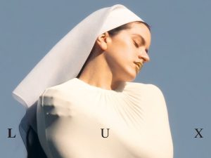 La portada de Lux apareció en Times Square y Callao, marcando una ambiciosa campaña global interrumpida por un presunto ataque informático.