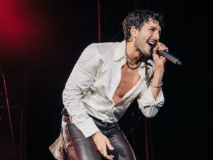 Sebastián Yatra encendió las redes al revelar las fechas de su “Entre Tanta Gente Tour”, donde destaca su regreso a El Salvador el próximo 15 de mayo de 2026. Fotografía/ Facebook Sebastián Yatra