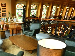 Los vitrales creados por el estudio Vitrales by Margarita Llort narran, a través de la luz y el color, la historia del café salvadoreño. Fotografía/ elsalvador.com