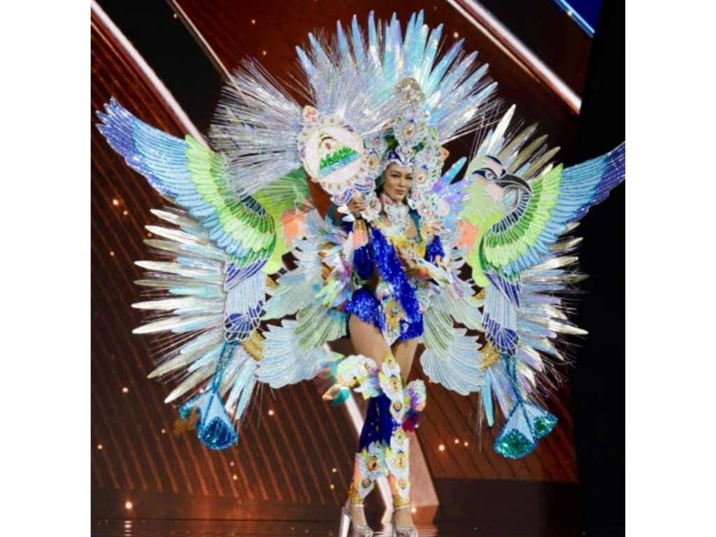 Itza Castillo, miss universe Nicaragua, porta un traje típico con el ave nacional de su país y su escudo. Fotografía/ Miss Universe