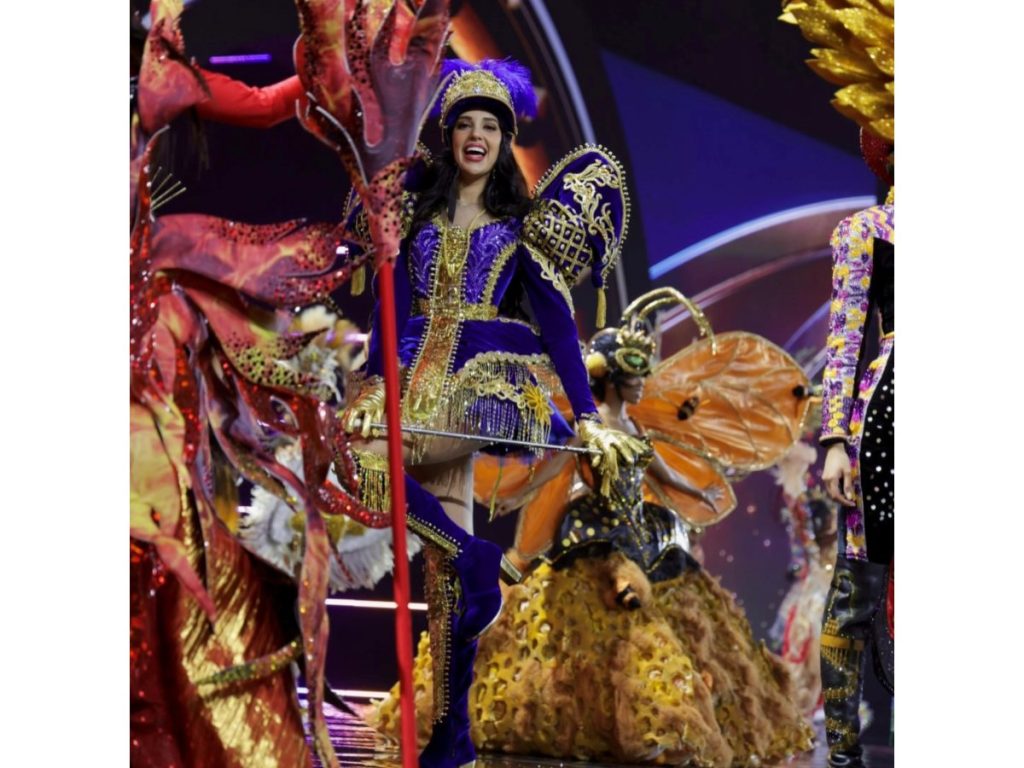 Alejandra Fuentes, miss universe Honduras, en la pasarela de traje nacional, como bastonera. Fotografía/ Miss Universe