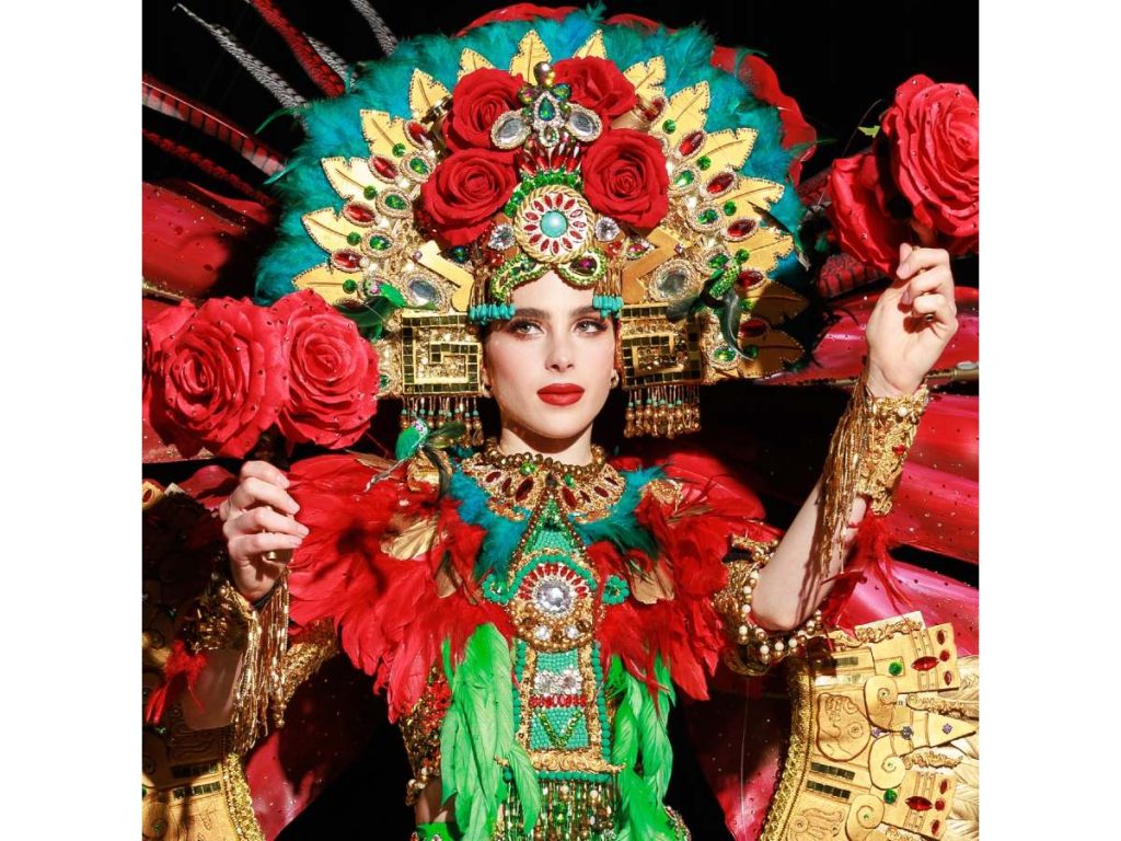 Fátima Bosch, miss universe México, en un traje nacional cargado de los colores representativos de su nación. Fotografía/ Miss Universe