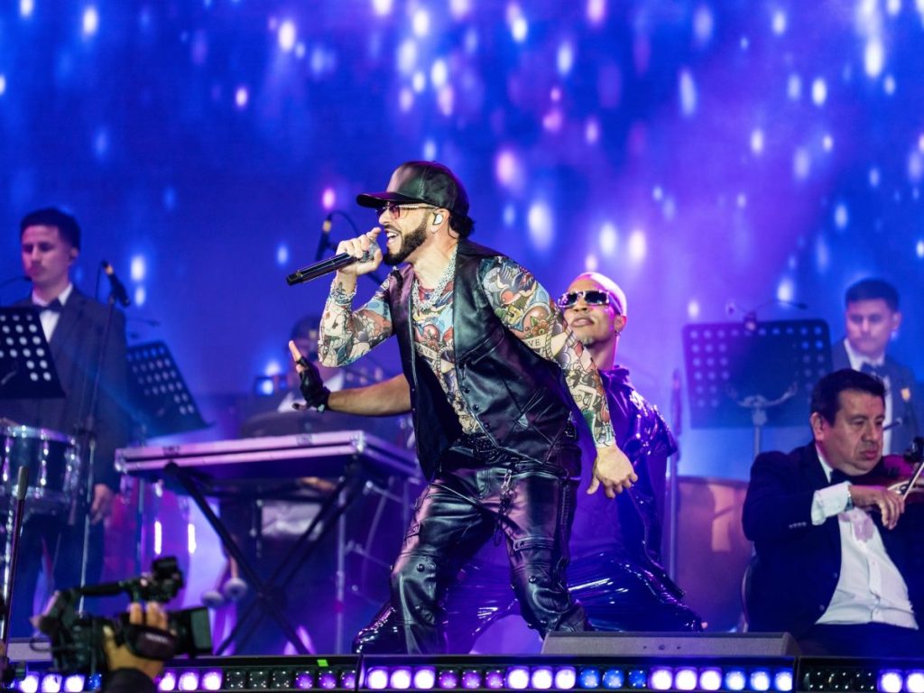Yandel traerá su espectáculo sinfónico a El Salvador el 12 de marzo de 2026, combinando el poder del reguetón con la elegancia de una orquesta. Fotografía/ Facebook Yandel