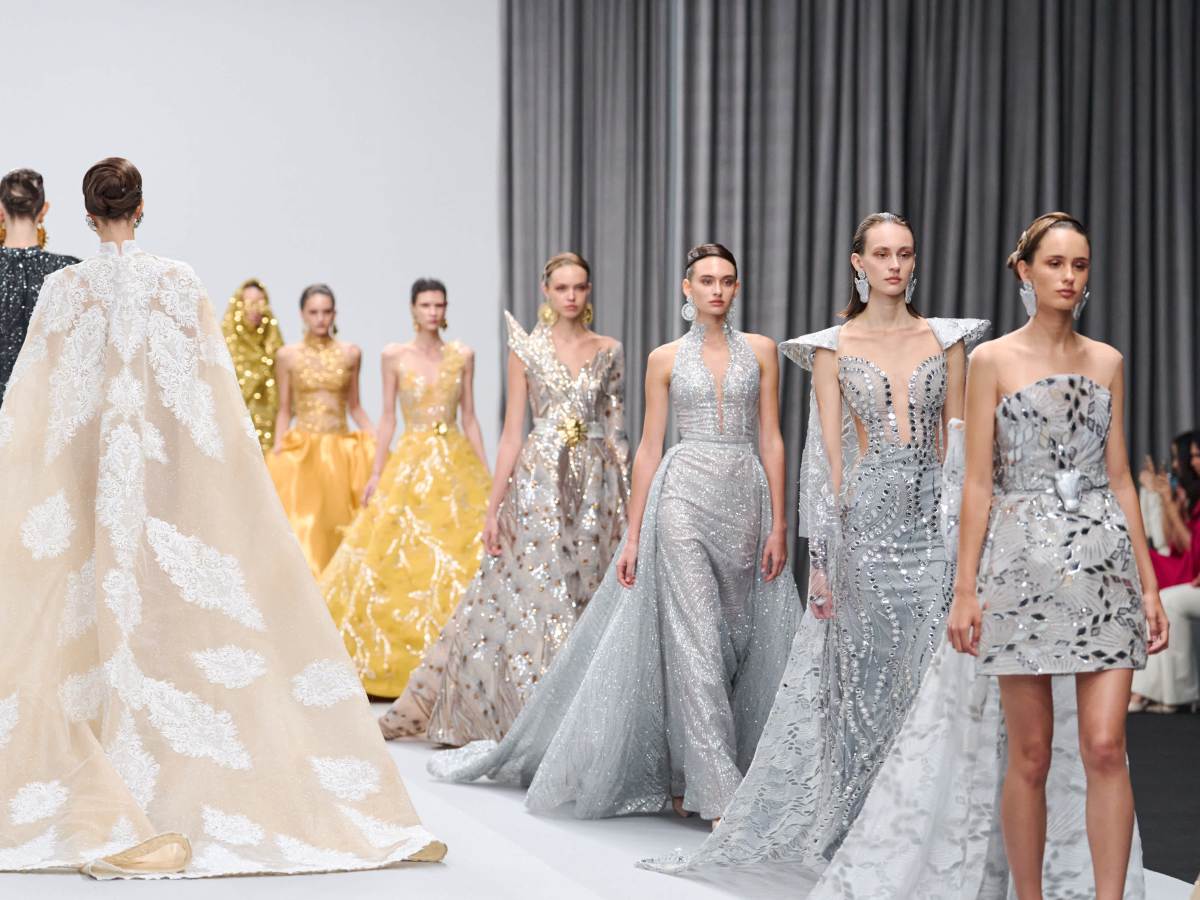 Modelos lucen diseños de Erick Bendaña, cuya colección será presentada esta noche en Moda por una Causa 2025, en el centro histórico de San Salvador.