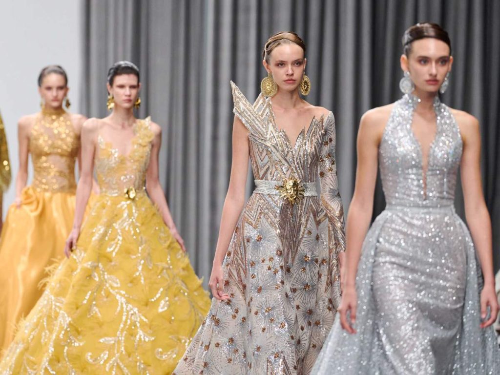 Modelos lucen la colección “El Sol y la Luna” de Erick Bendaña durante su aplaudida presentación en Dubai Fashion Week 2025, un tributo al cosmos y la elegancia.