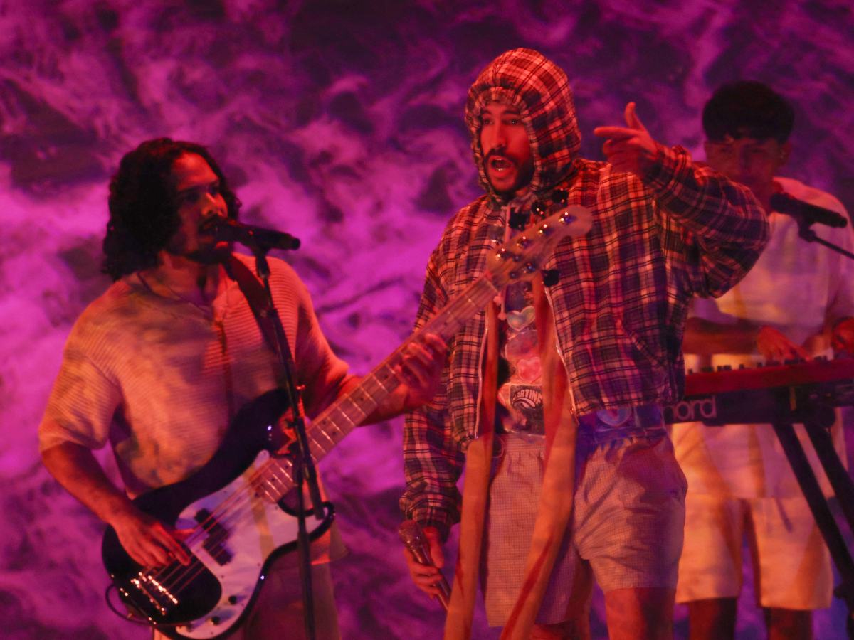 Más de 40,000 fans vibraron con el inicio del tour DeBÍ TiRAR MáS FOToS, donde el artista combinó éxitos y temas de su nuevo álbum.