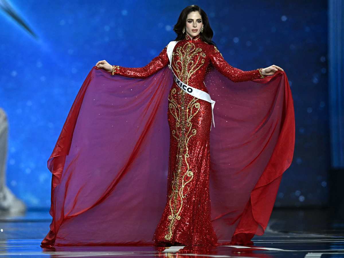 Fátima Bosch, Miss Universo 2024, saluda a la comunidad mexicana durante su visita al consulado en Nueva York, donde reiteró su apoyo a los migrantes.
