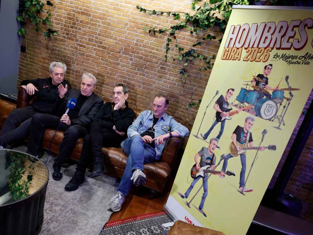  Culminadas las celebraciones por su 40 aniversario, Hombres G no pisan el freno y charlan con EFE sobre sus próximos proyectos, que incluyen una nueva gira de la mano de Live Nation y una película documental titulada 'Los mejores años de nuestra vida'. EFE