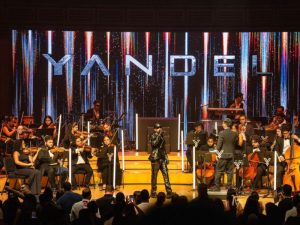 Yandel durante una presentación reciente del show sinfónico en Latinoamérica.