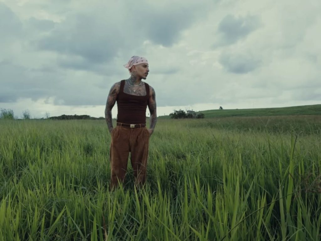 El artista puertorriqueño combinó tecnología móvil y tradición cultural en su nuevo videoclip, parte del proyecto “Cosa Nuestra: Capítulo 0”.