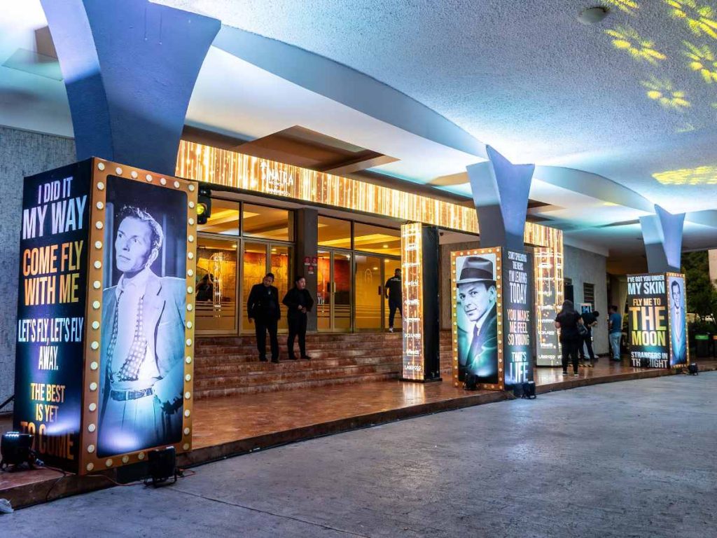 El Teatro Presidente vibró con el tributo a Frank Sinatra, una velada que combinó arte, nostalgia y solidaridad.