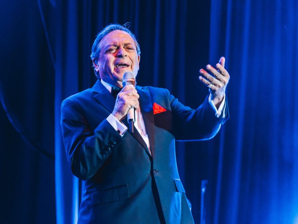 Kramarenco, conocido como el “Sinatra latino”, rindió homenaje al ícono del swing con elegancia y emoción.