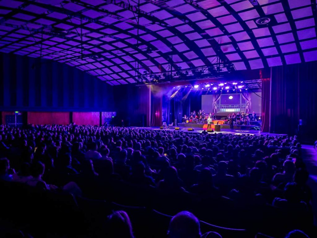 El público despidió la noche de pie, celebrando la música inmortal de Frank Sinatra y la causa que inspira esperanza.