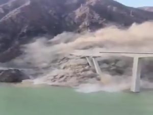 Fotograma. Puente Hongqi se derrumba en China