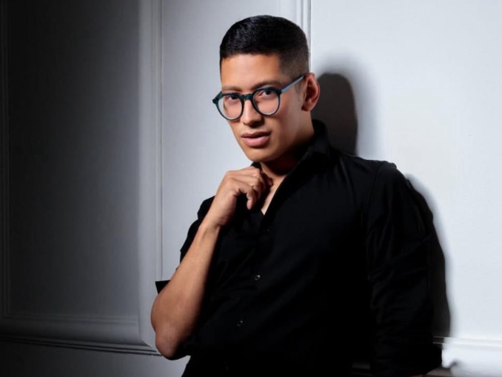 El maquillista y estilista Frank Gaitán ilumina la pasarela de Moda por una Causa con su talento y pasión por resaltar la belleza salvadoreña.