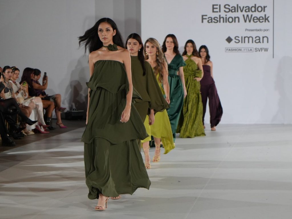 ILA presentó “Tiempo”, una oda a la calma y al amor propio, con siluetas fluidas en tonos verdes, burgundy y rosa viejo.