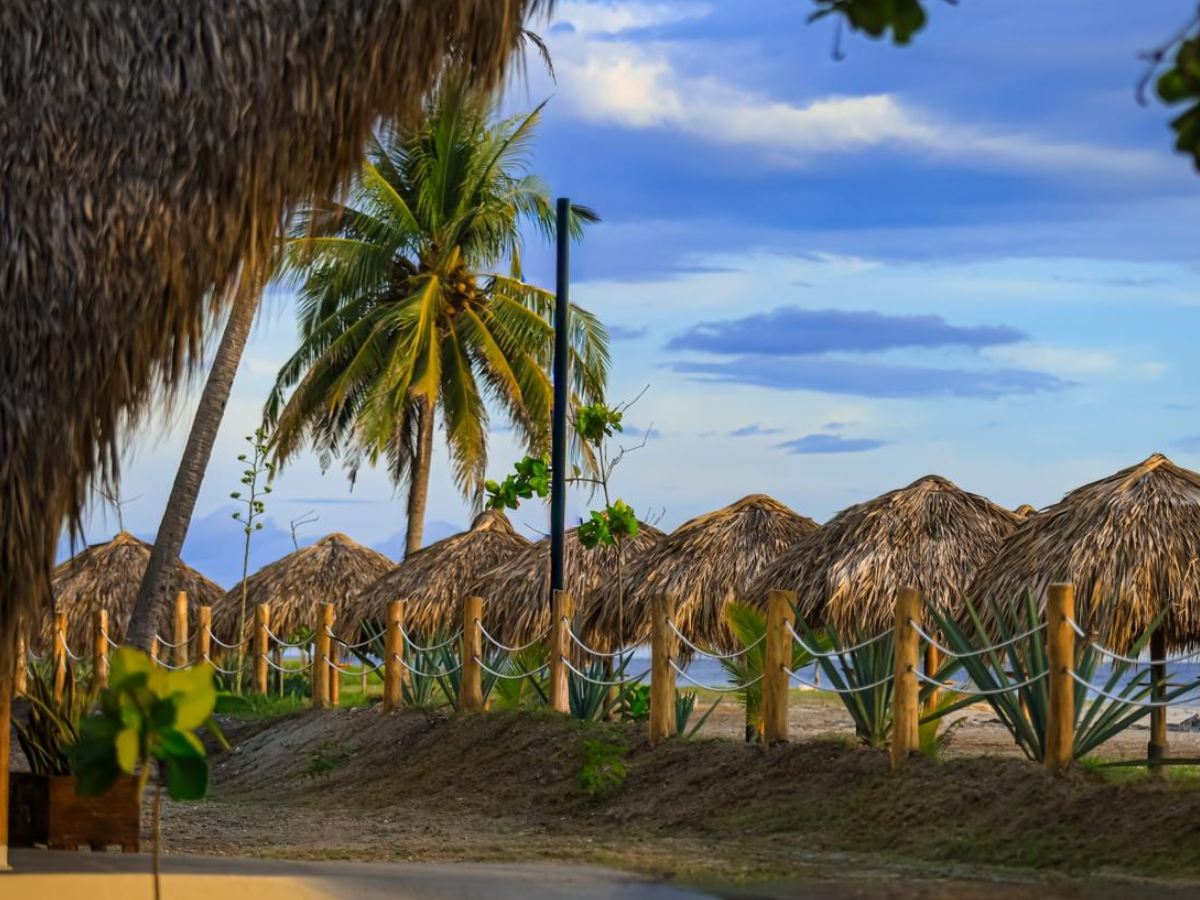 Las palapas frente al mar brindan espacios sombreados para el descanso de las familias. Fotografía/ cortesía ISTU