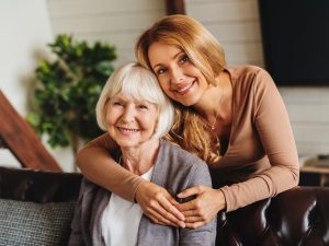 Mujeres de la llamada “generación sándwich” equilibran su vida laboral con el cuidado de padres mayores y el apoyo a hijos que aún dependen de ellas.