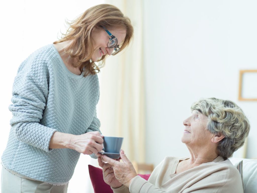 A los 50 años, muchas mujeres asumen una doble jornada: cuidar a sus mayores y sostener a sus hijos, un esfuerzo invisible que mantiene unidas a las familias.
