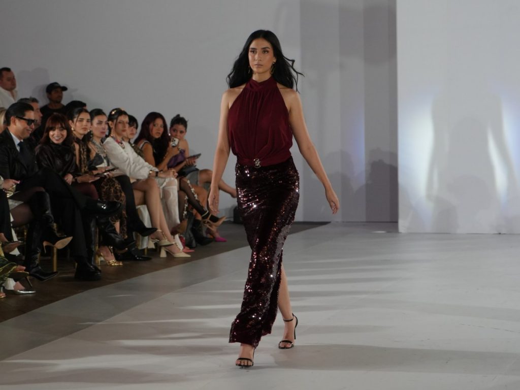 Geraldine García deslumbró con satines, vuelos y tonos burgundy en una colección elegante y sofisticada.