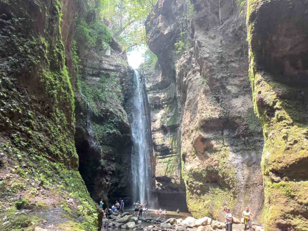 La imponente caída de La Golondrinera, rodeada de naturaleza virgen, es el destino perfecto para escapar del ruido y conectar con lo esencial.