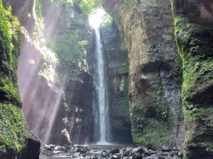 Con sus 65 metros de altura, La Golondrinera es una joya escondida en Nahuizalco que combina adrenalina, frescura y paisajes inolvidables.