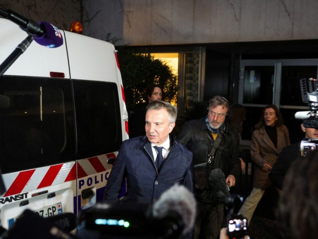 El abogado de Nicolas Sarkozy, Christophe Ingrain, pasa frente a la prensa al salir de la casa del expresidente en París, tras su liberación el 10 de noviembre de 2025. Fotografía/ AFP