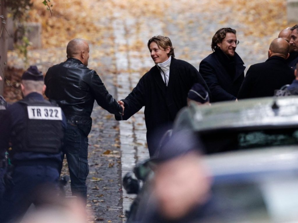 Los hijos de Nicolas Sarkozy, Pierre (izq.) y Jean (der.), llegan a la casa de su padre en París tras su liberación de la prisión de La Santé el 10 de noviembre de 2025.  Fotografía/ AFP