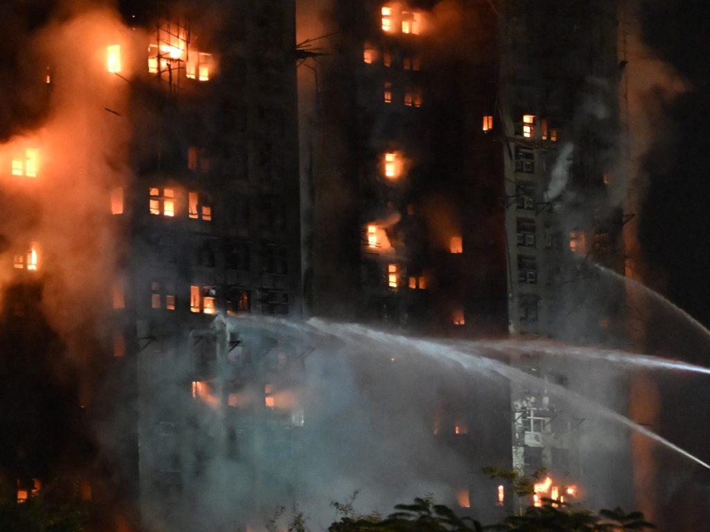 Las autoridades de Hong Kong mantienen evacuadas a cientos de personas mientras peritos evalúan los daños en los edificios afectados. Fotografía/ AFP