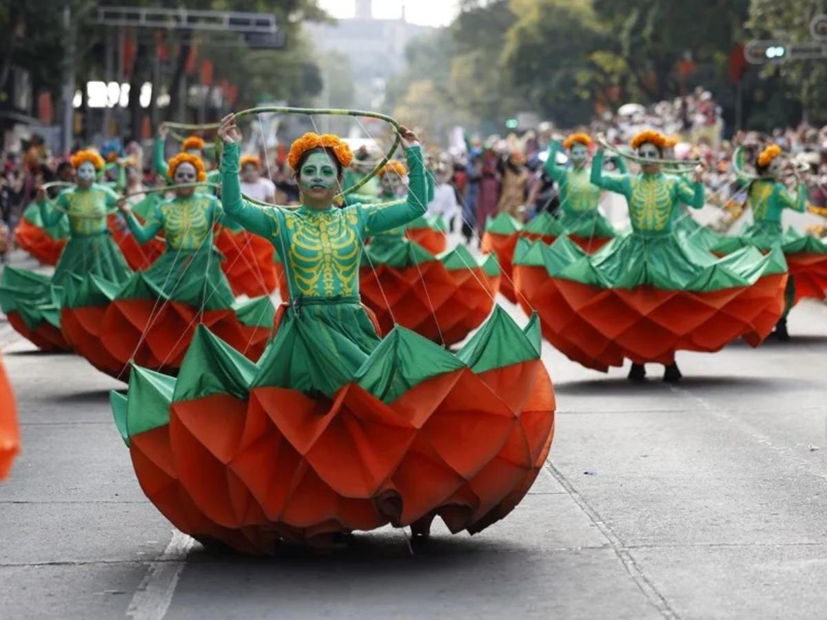 Colores, flores y calaveras iluminan el desfile del Día de Muertos en Ciudad de México, donde miles celebran la vida y honran a quienes ya partieron.