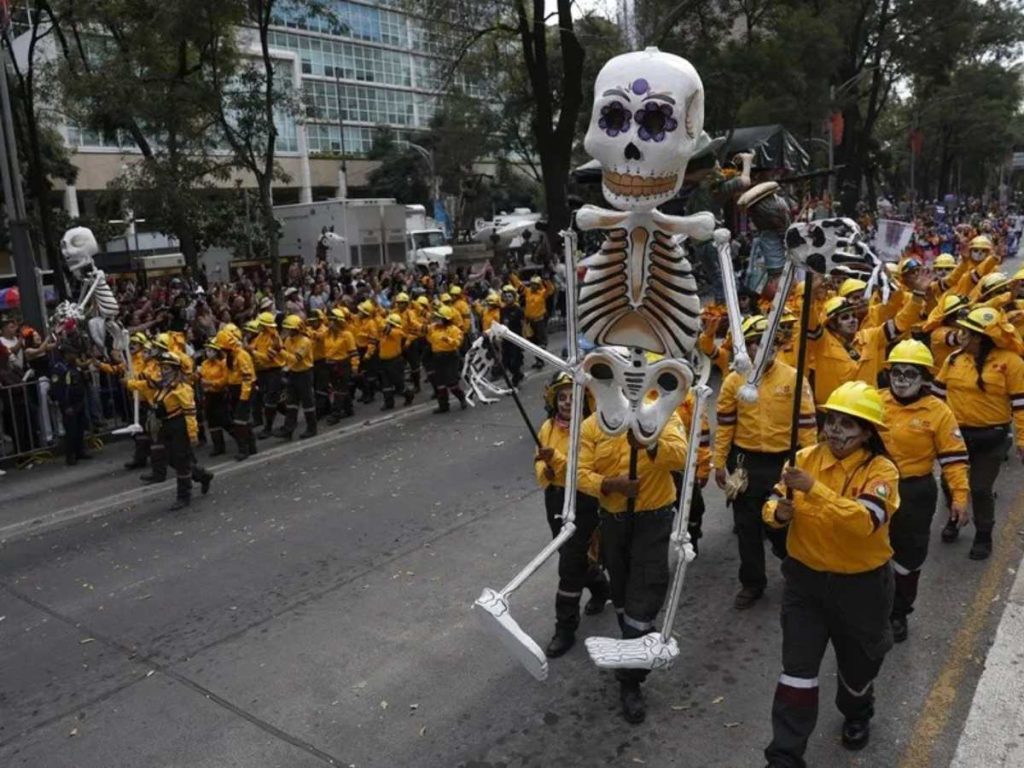 Turistas y locales se unen entre música, ofrendas y cempasúchil en una de las tradiciones más emblemáticas y alegres de la cultura mexicana.