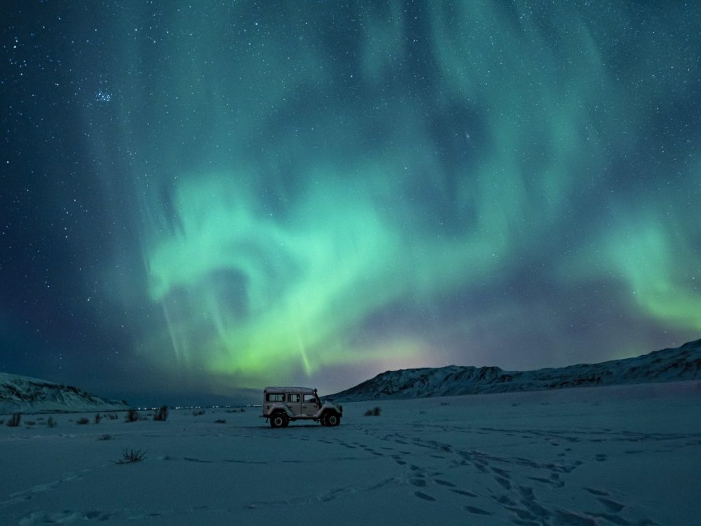as partículas solares que chocan con la atmósfera generan auroras boreales visibles mucho más al sur de lo habitual durante estos eventos. Fotografía/ Freepik