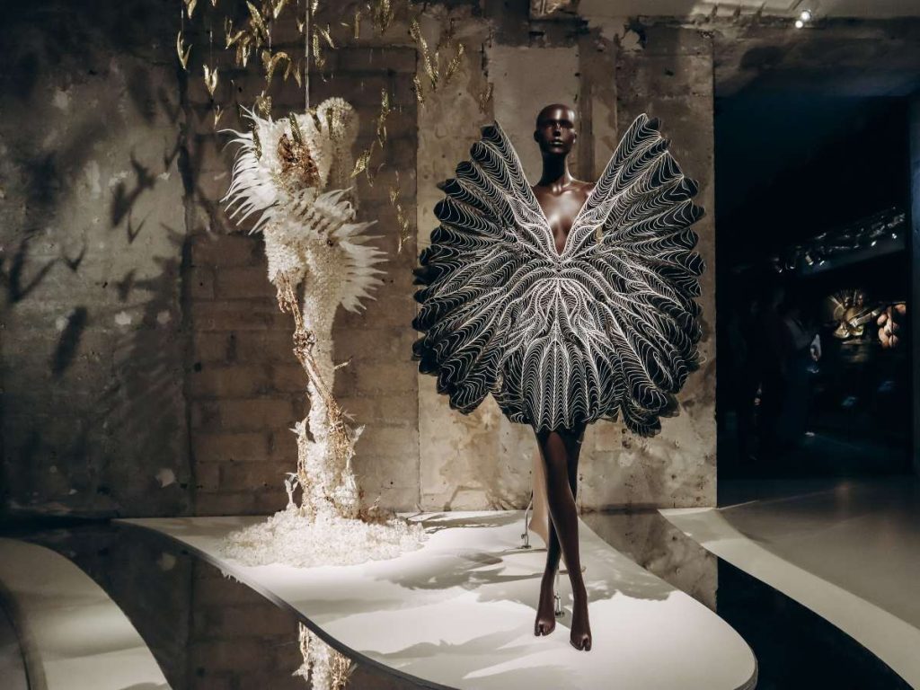 Modelos de alta costura de Iris van Herpen en el Museo de Artes Decorativas de París, donde sus formas orgánicas revelan la fusión entre arte, ciencia y movimiento.