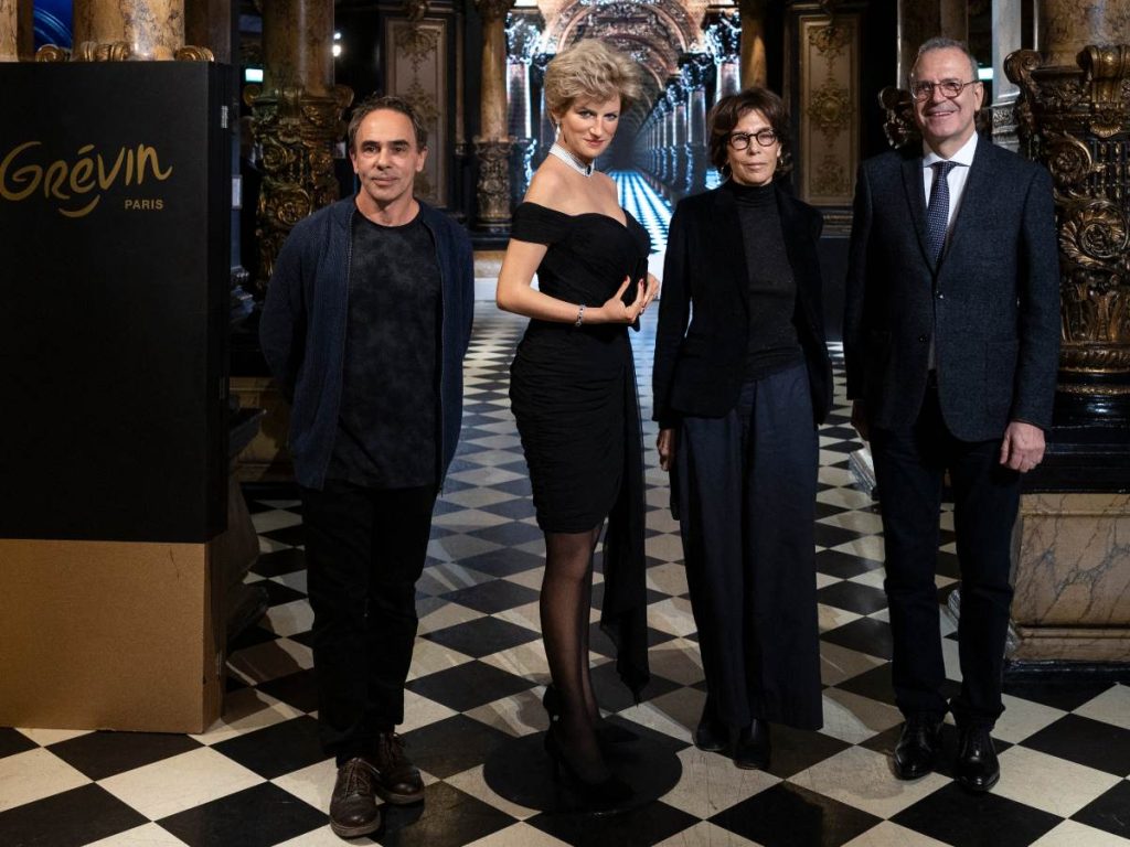 El escultor Laurent Mallamaci y su equipo presentan la figura de Diana con el “vestido de la venganza” en el Museo Grévin, destacando su legado cultural.