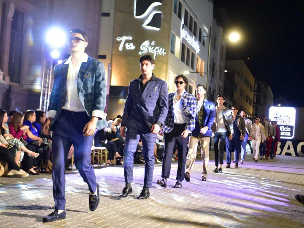 Modelos presentan la colección de Lanificio di Livenza, destacada por sus cortes impecables, combinaciones contemporáneas y una elegancia masculina de sello europeo.