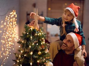 Colocar luces en familia activa emociones positivas y refuerza la conexión emocional a través de rituales compartidos.