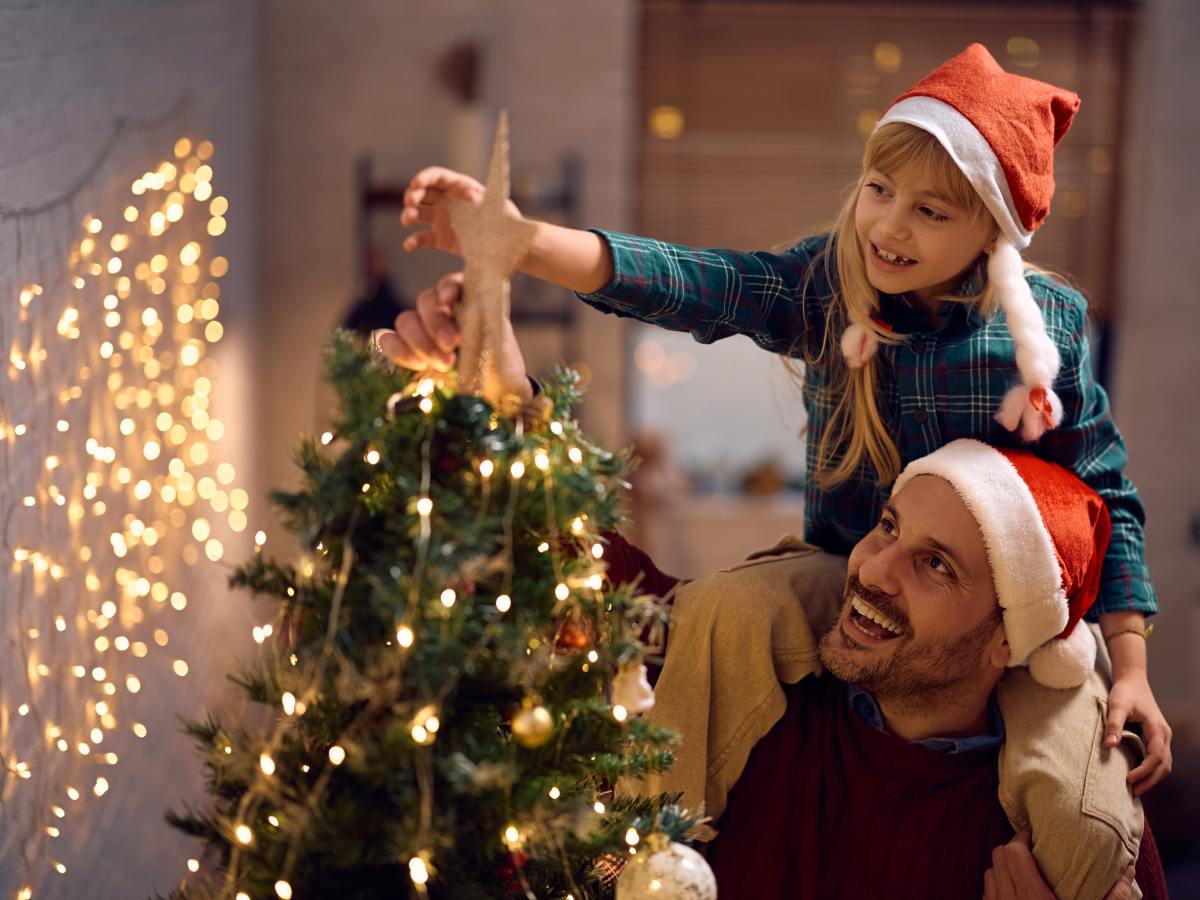 Colocar luces en familia activa emociones positivas y refuerza la conexión emocional a través de rituales compartidos.