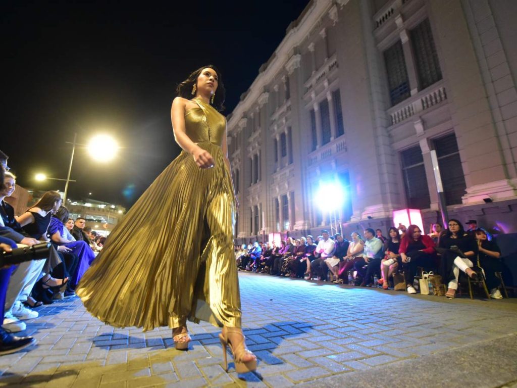 Modelo luce una de las piezas festivas de Está de Moda, la boutique de Luciana Sandoval, con un diseño dorado pensado para la temporada navideña.