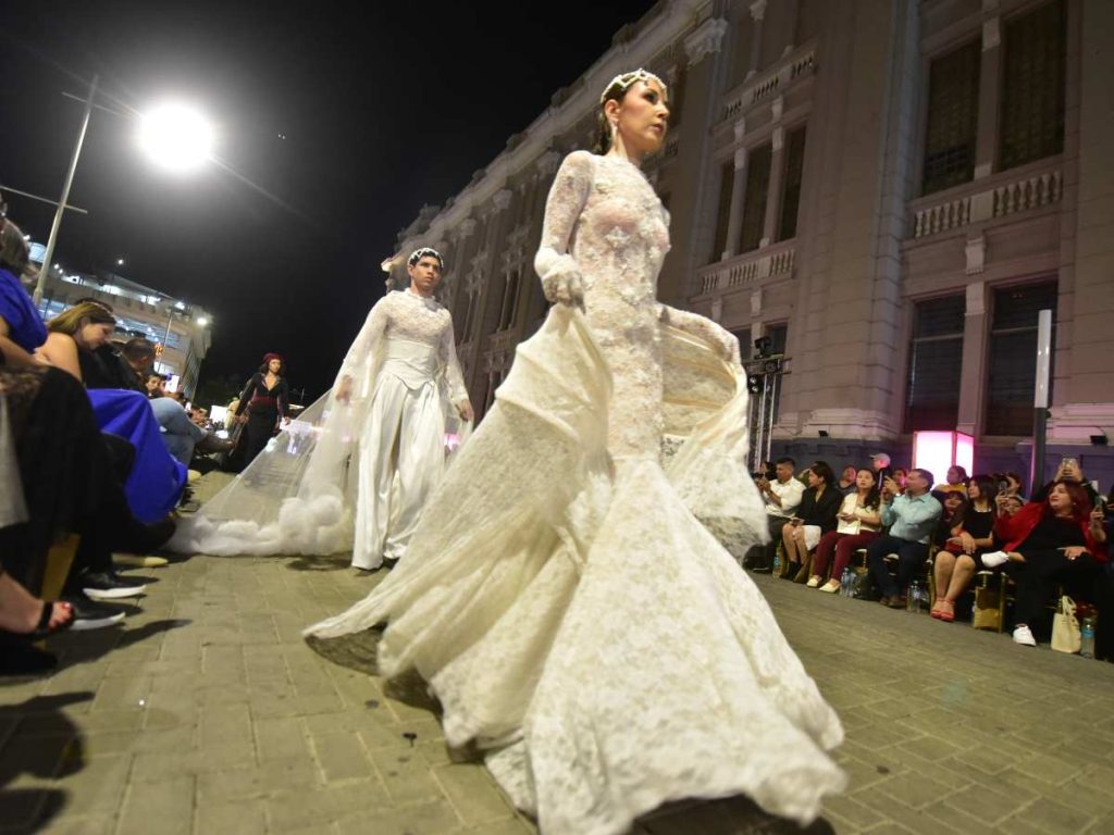 Modelos lucen el diseño de novia de la colección Flor de Piel, creada por la diseñadora Catherine Sorto y destacada por sus detalles artesanales y silueta etérea.
