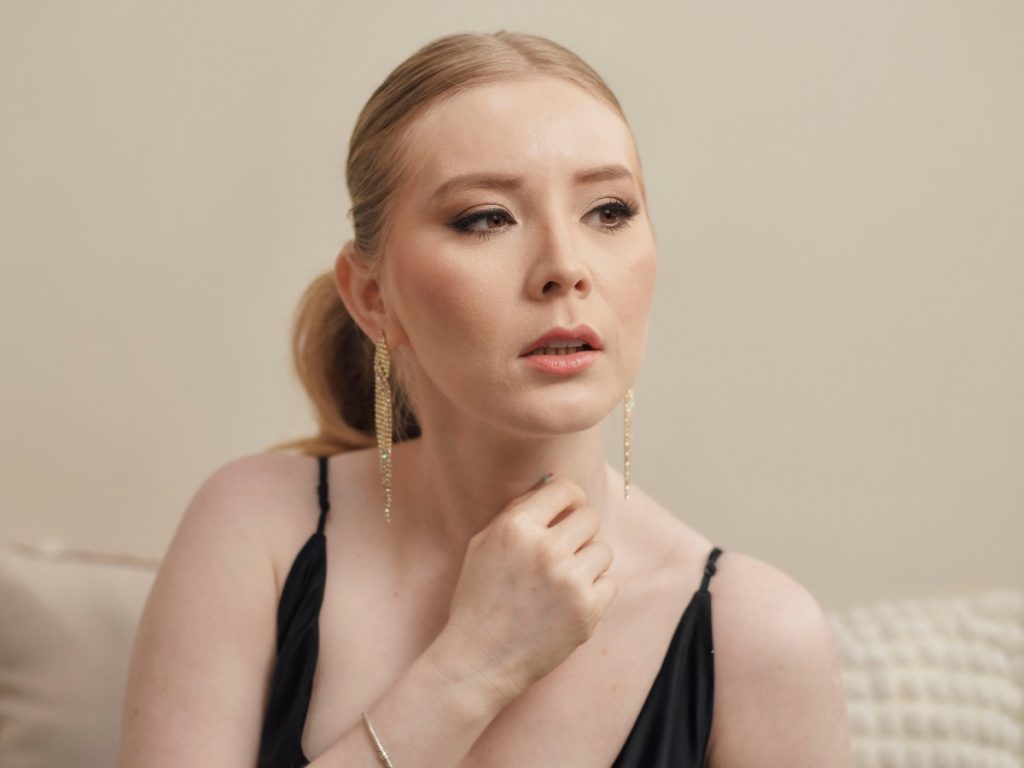 Para una graduación matutina, apostá por un look fresco y luminoso con tonos nude, delineado suave y labios rosados que resalten tu belleza natural.