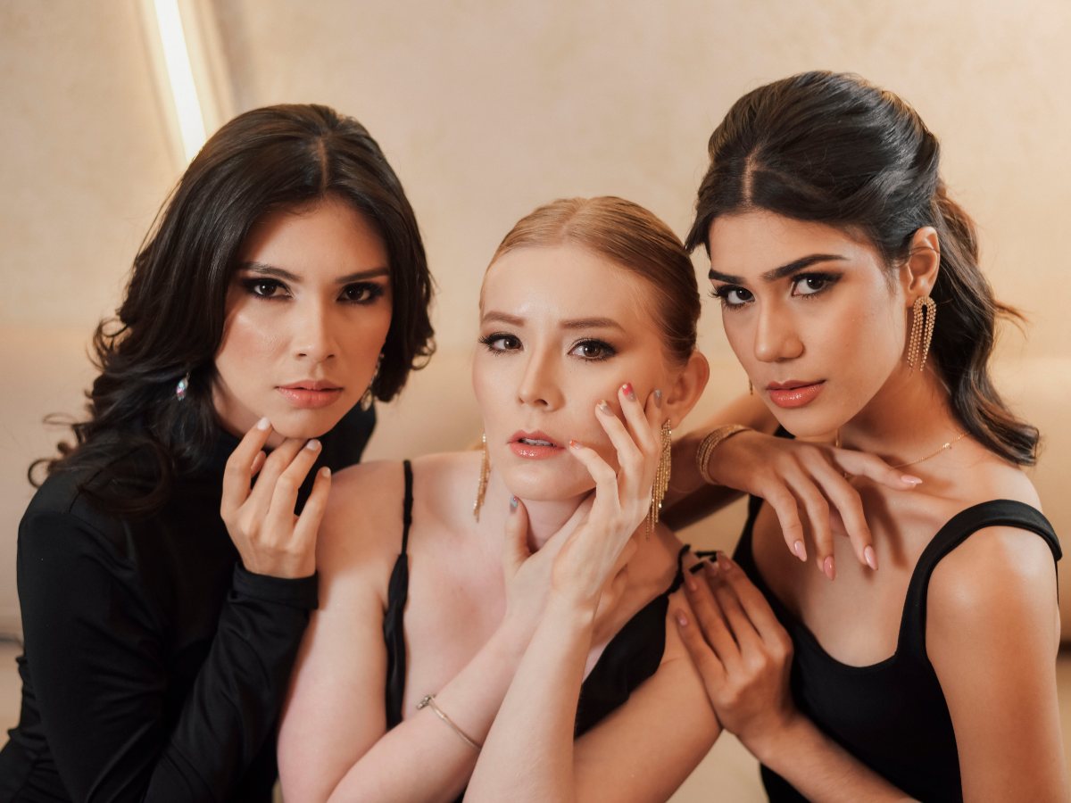 El maquillaje ideal para tu graduación resalta tu belleza natural, se adapta al momento del día y te acompaña con estilo durante toda la celebración.