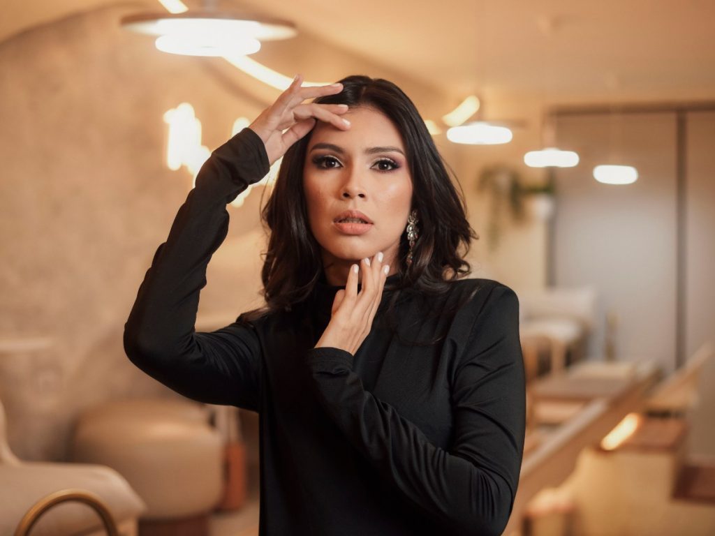 En una graduación de noche, ojos intensos, glitter y labios oscuros crean un look glamoroso que deja huella en cada foto y en cada recuerdo.