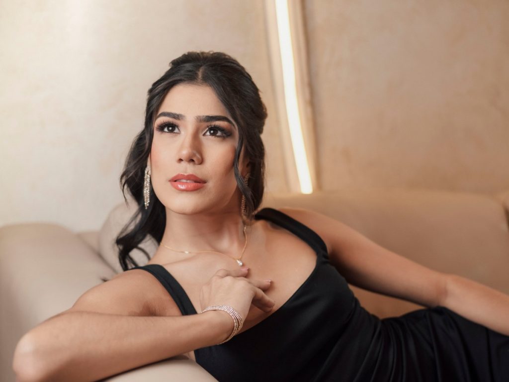 En graduaciones vespertinas, los tonos coral y cobre dan calidez, mientras un delineado sutil y labios vibrantes equilibran el look con elegancia.