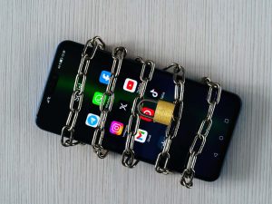 Reducir el uso de redes sociales a 30 minutos al día por una semana puede disminuir síntomas de ansiedad, depresión e insomnio, según un nuevo estudio.