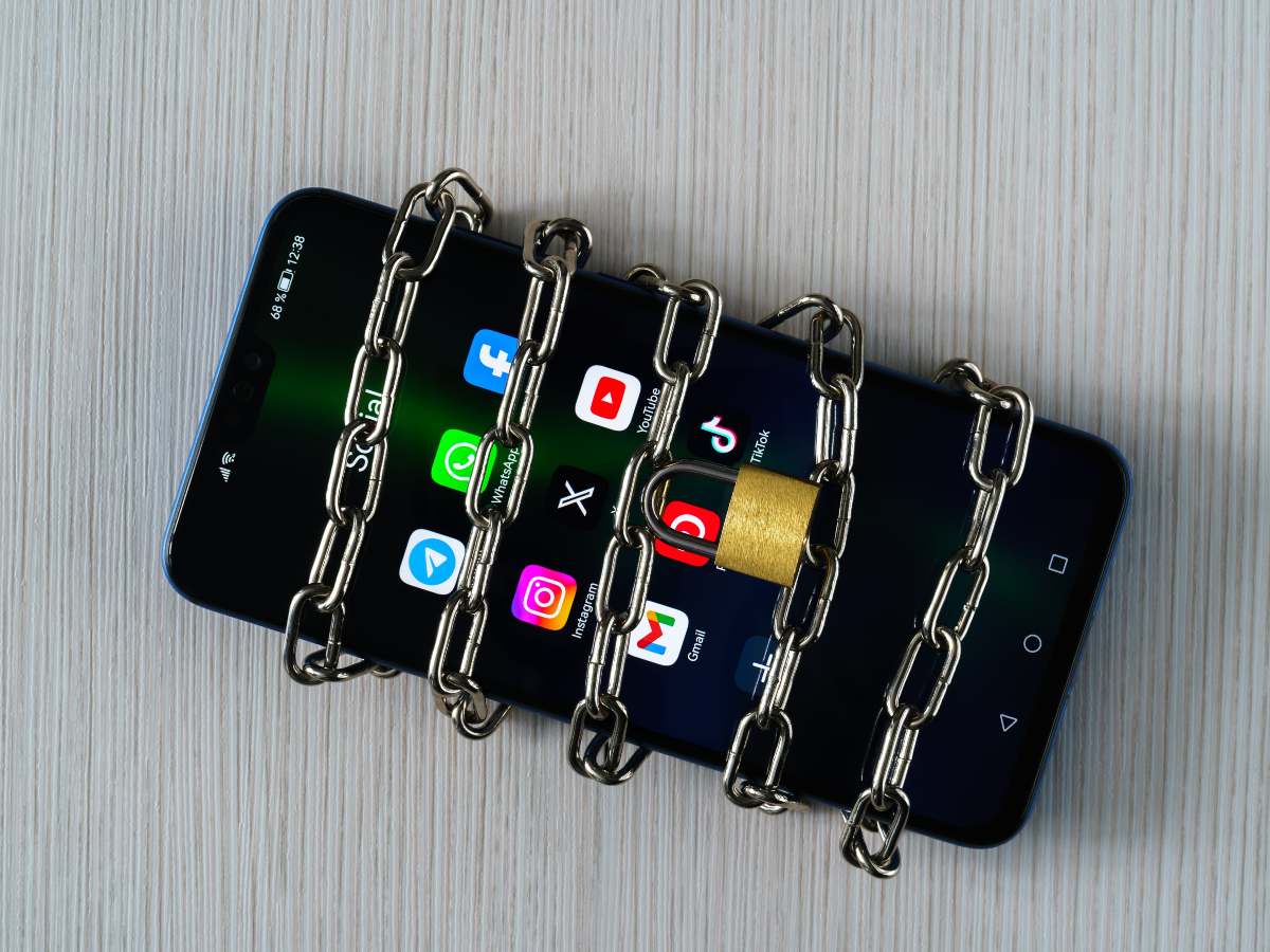 Reducir el uso de redes sociales a 30 minutos al día por una semana puede disminuir síntomas de ansiedad, depresión e insomnio, según un nuevo estudio.